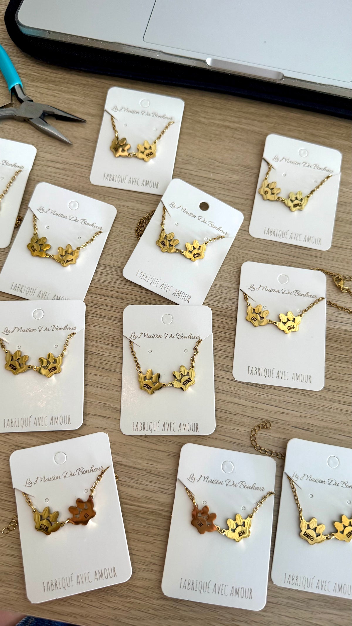 REF INTERNE - Lot colliers 2 pattes en atelier Image